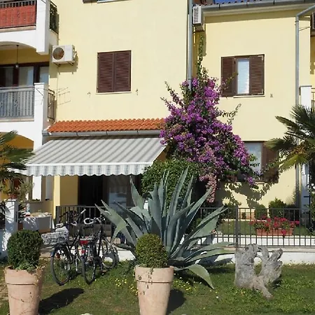 Ishilde Apartament *